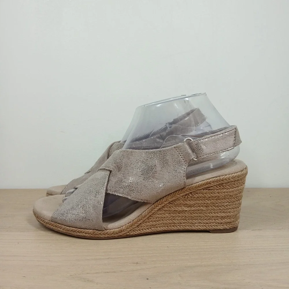 Clarks Wedge Sandals Womens 9 Taupe Metallic Suede Espadrille Comfort Strappy